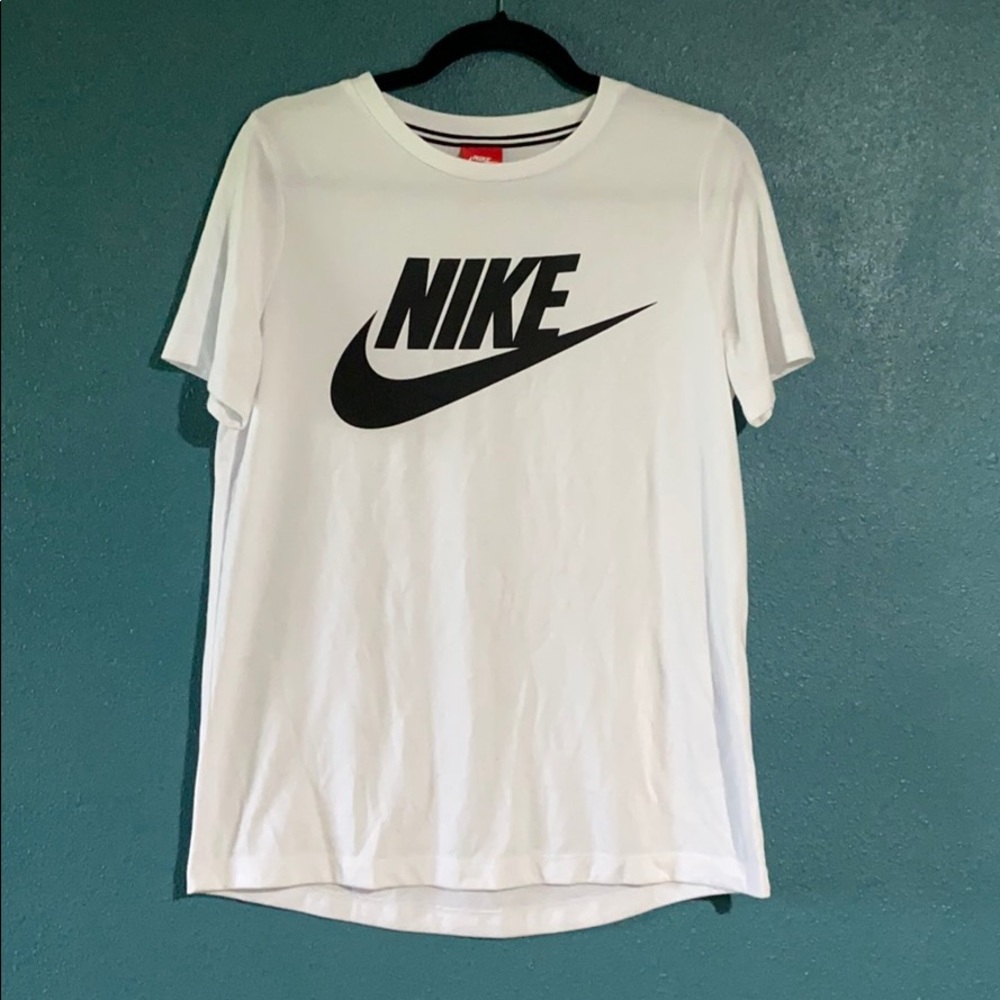 Women’s white Nike t-shirt